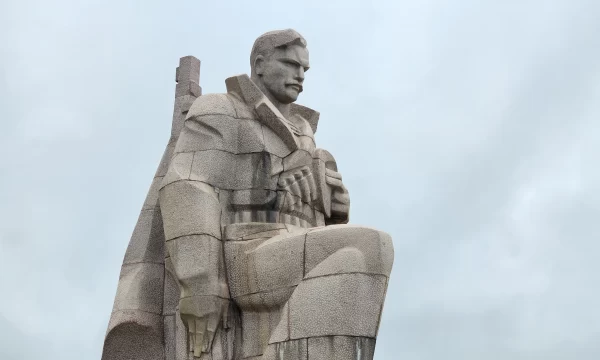 Памятник «Моряки революции»